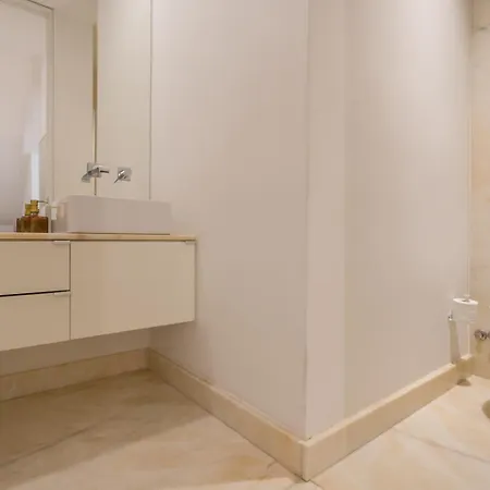 Apartment • Downtown Lisbon • 2 Bedrooms • Balcony Lägenhet Lisboa