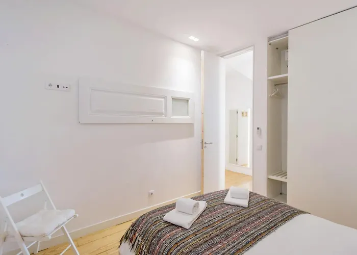 • Downtown • 2 Bedrooms • Balcony شقة *