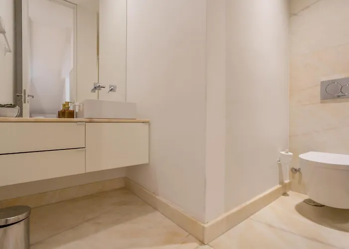 • Downtown • 2 Bedrooms • Balcony شقة Lisboa